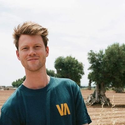 Q_Genissel's profile picture. #ByeTwitter : @joinmastodon.org | Doctorant à @Paris_Dauphine #Posthumain | Responsable du MSc Entrepreneuriat & Innovation à @EDHEC_BSchool |