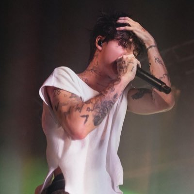 faydenhossler's profile picture. ur mom loves me. 21, art hoe.