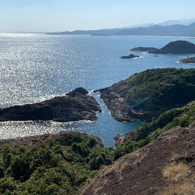 地震の前に発生する岩盤崩壊時の電磁波を感知しマグニチュード5以上の地震発生とおおよその発震時間を予測する実証実験を行なっています。M5以上の地震が発生する約2週間前には強い反応が見られます。ただ条件によっては兆候を捉えられない場合があります。また地震と地震体感の関連性を調べるため地震体感アンケートを募っています。