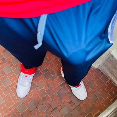 vergón fetichista de tenis y ropa deportiva