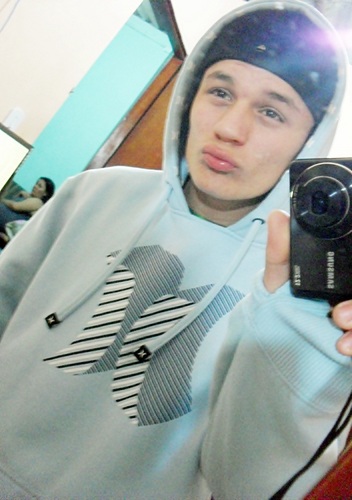 17 anos muito bem de namoro, feliz  curto reggae e Charlie é meu grande idolo, depois de Deus claro *-*