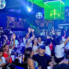 Abrimos:
De lunes a jueves de 20:00 a 1:00
Sábado, Domingo y festivos de 23:00 a 5:00
