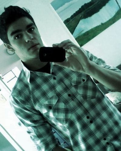 Escorpiano, moreno, alto, aquele mesmo amigo daquele outro...
Quer saber mais... Follooow-me ^^