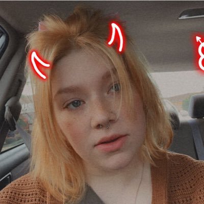any pronouns || 22 || tiktok and insta is @/glitziful :) ||