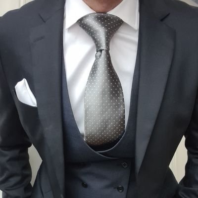 Gay suit fetishist based in Sydney. Nothing sexier than a man in suit and tie 🤤🥵 DMs open 😈