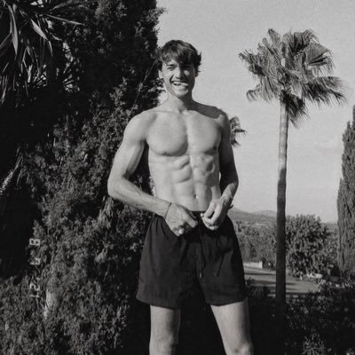 zchclns's profile picture. true evil is, above all things, seductive.