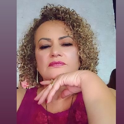 Mulher, Esposa, Mãe, Tia e Avó! 
Sou serva, filha do Deus vivo . Sou fruto dos sonhos 
de Deus!!