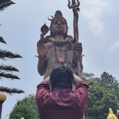 माया त्यो हैन जुन तिमी राती एक्लै सुत्ने बेला सम्झन्छौ ,माया त्यो हो हजारौंको भिडमा पनि उनैलाई सम्झिरहेको हुन्छौं ।