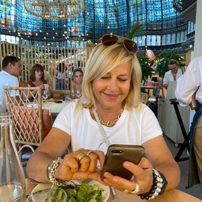 Retraitée depuis 3ans. Auparavant, Directrice du développement d'affaires et commercialisation Bibliothèque et Archives nationales du Québec, Montréal