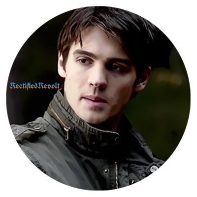 Now one of the many supernatural beings in this town, I’m burdened with the Hunter’s Mark, I’m doing my best to protect @AuguriumPuella. ||AU|Dark|FAKE|#Acidic