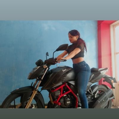 Valen352731's profile picture. Si para triunfar tengo que pisar a otro, prefiero perder. 🎓👑 
Dios y Mi madre.🖤💗