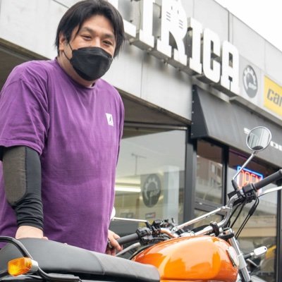 バイクと音楽をこよなく愛するおっさん。
Royal Enfield INT650 に乗ってます。
バイクで良い景色を見て、ちょっとだけ美味しいも食べて、たまーに人前で歌わせてもらって小さな幸福を集めるのがライフワーク。
仕事はシステムエンジニアで専門はAWS。
しっかり仕事もやってます。