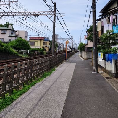 市川市内の京成線は高架化されておらず、ほぼ全区間を通して線路沿いを歩ける道路があります。
この縁線（沿線）を逍遥することで電車が地域に密着しているいちかわを感じ、沿線の人々との交流、季節ごとの様々な発見をしながら楽しく歩く取り組みです。