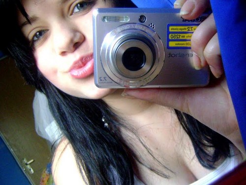 começo a RIR do nada  Falo sozinha, começo a cantar do nada, e às vezes saio dançando pelo quarto quando acordo #FOLLOWME *-*