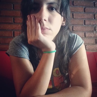 Sincera,impulsiva, bastante perseguida.Familiera e incondicional con la gente q me banca en las malas