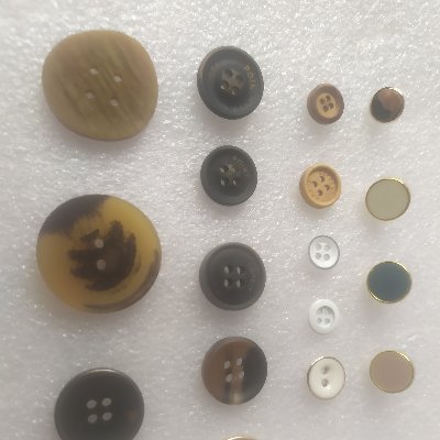 Hi Dear every readers,I am garment accessory supplier who make metal trims(Jeans  button/rivet/metal badge&buckle/hook&bar/snap button/eyelet&grommet/Stopper