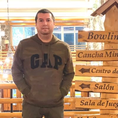 • Sureño de corazón • con los años entendí que el tiempo es lo más valioso que tenemos • mi familia y amig@s lo son todo ✊