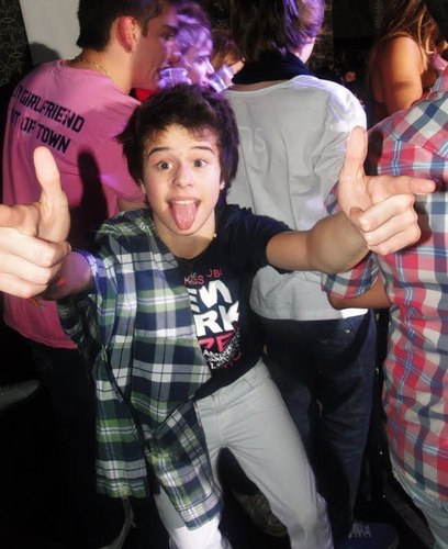 Um FC dedicado ao lindoo do @PedroNegrini, uma fã qee ama ele demais msm, de bem c/ a vida.. Segue e descubraa
Dona: @_NaandaB