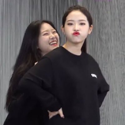 loopshyunhye's profile picture. #현진 and #올리비아혜