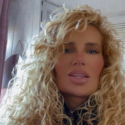 paulaLeanne's profile picture. 