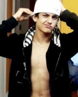 Oi, sou o Gabriel Nogueira, tenho 16anos, sou chato, estrovertido, brincalhão, as vezes saio da linha, mais quem se importa?! VemK me conhecer mais, Follow Me'