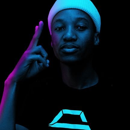 -Photographer❤️📸🤾🏽‍♂️ -Graphic Designer💻🖱️ -Concept Alchemist💭 -OPS👕 -Official Punter🥇
