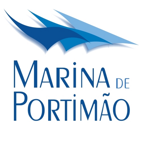 Com 620 postos de amarração disponíveis para alugueres de curta e longa estadia. / With 620 moorings available for rental for short and long stays.