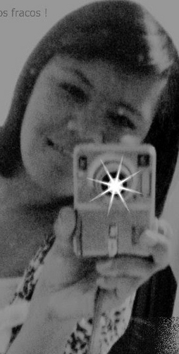 Uma garota que acima de tudo 
ama a Deus ! e que nunca desiste dos seus objetivos ... Cantora gospel ... Amo a familia e amigoos =D