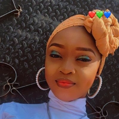 a very simple gal wit lovely behavior
a hairdresser nd a trader
into fashion business