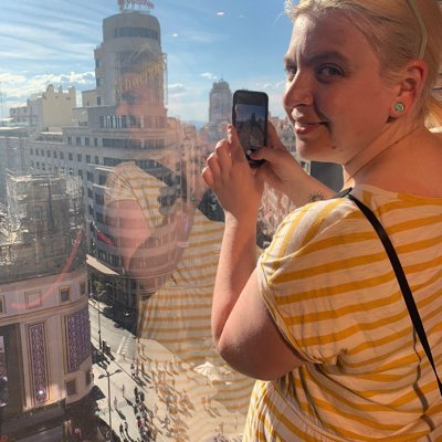thecuriosity's profile picture. No one. She is her own penguin.