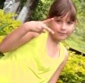 Apenas a menina, e sem mais descrições *_*