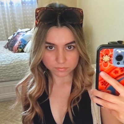 ashynottrashy's profile picture. who knows, who cares