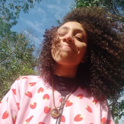 Sapatona de livraria,caprica,tricolor,mãe da Petisco,namorada da Fernanda em tempo integral e geógrafa nas horas vagas.