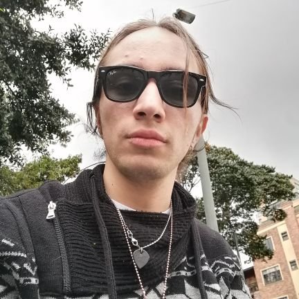 mediniz1999's profile picture. Orgulloso estudiante de música, amante de la paz y los libros. Mamerto desde niño; no creo en dios ni mucho menos en Uribe.