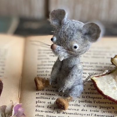 10年くらい羊毛フェルトで小さなドールを作ってます。小さくて可愛い物が好き。猫と鳥が好き。どこか懐かしいノスタルジーなおもちゃの世界で遊びましょ。Instagramがメインです。