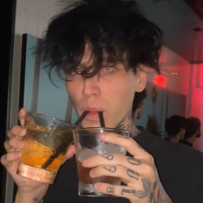 aaronmyrat's profile picture. @itaintaaron 💞