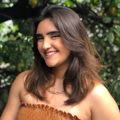 Viciada em sagas e apaixonada por personagens fictícios há 20 anos, atualmente fissurada com ACOTAR e sofrendo com a faculdade