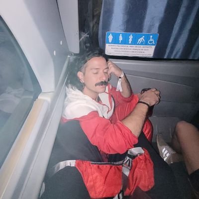 jornalista, estudante de letras, baiano e míope.