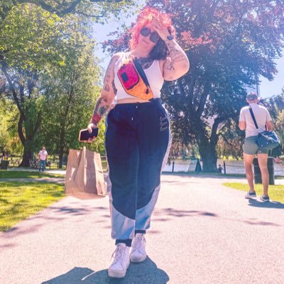 I wear my leather jacket in 90 degree weather. Professional nomad. I can take your clothes off (and put them back on) in 30 seconds like it’s my job. Cuz it is.