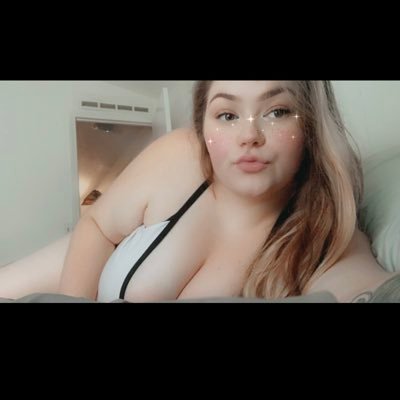 Plus size babe💋 Let’s have fun! Cute feet pics and vid👣💕 Subscribe to your girls OF