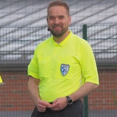 Radioamatööri ja kontesteri, futiksessa alasarjatuomari.
A radioamateur and a contester. Football lower leagues referee.