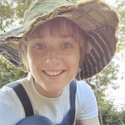 Happy when searching for wildlife, cuddling the dog and digging in the soil 🐦🦎🌼🐺👩🌾 Works in nature conservation. All views my own.