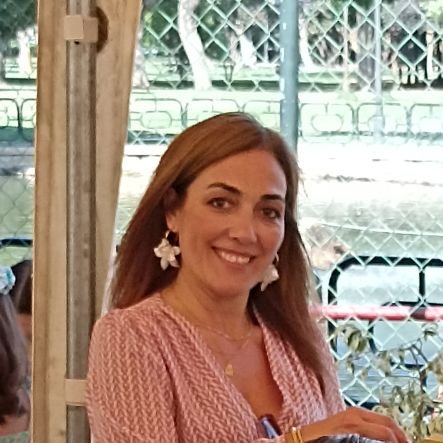 Arquitecta. Esposa y Madre. Tengo una tienda para animales.