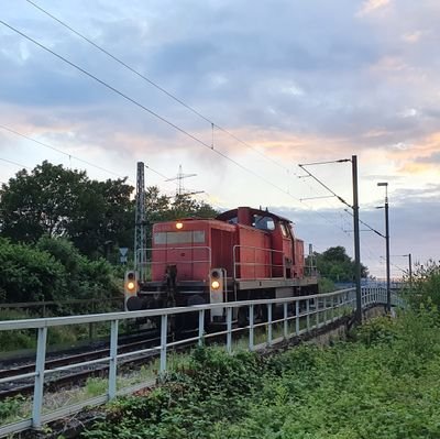 ● 🏳️🌈
● Lokführer
● Opelfahrer
● Ruhrgebietsmensch ⚒️
● fühlt sich etwas jünger als er ist
● Baujahr 92
● Eisenbahner durch und durch
● Güter auf die Bahn
