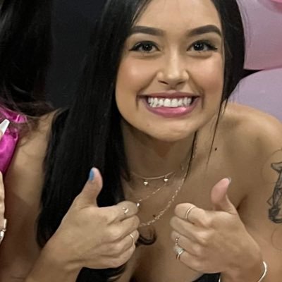 Compartilho um monte de informação desnecessária que ninguém precisa saber. Finge que não viu, disfarça. 23y ✨ a loca da odonto