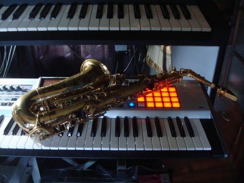 DTM,DAWで、POPS系の曲を制作しています。音楽全般好きですが、特にJAZZが好きでAlto-Saxも吹いています。Charlie Parker大好きです！！！機械式時計も好きです！！！宜しくお願いします！！！