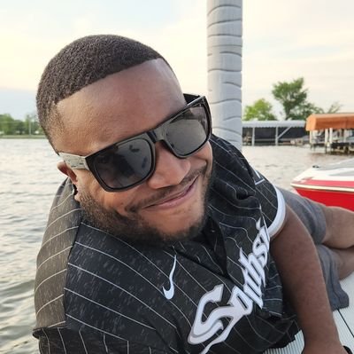 Robert & Sammy's dad. 37. I'm just here for sports & discovering new music. White Sox, Bulls & Bears all day.