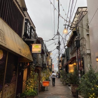 基本的に発言は苦手。が、時々、どうでも良い事、くだらない事、呟くと思います。無害な人間ですので、無言フォロー失礼します。言い忘れましたが、日本人です。