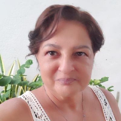 Uso as redes sociais por lazer e, às vezes, com alguma seriedade. Ainda tentando entender essa forma de interagir no mundo.