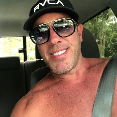 surfdmac33's profile picture. Orlando 🌴